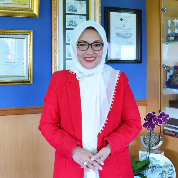 Dwia Aries Tina Pulubuhu